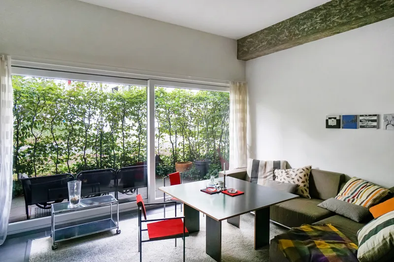 Möbliertes Studio-Apartment mit bodentiefen Fenstern und Terrasse — photo 1